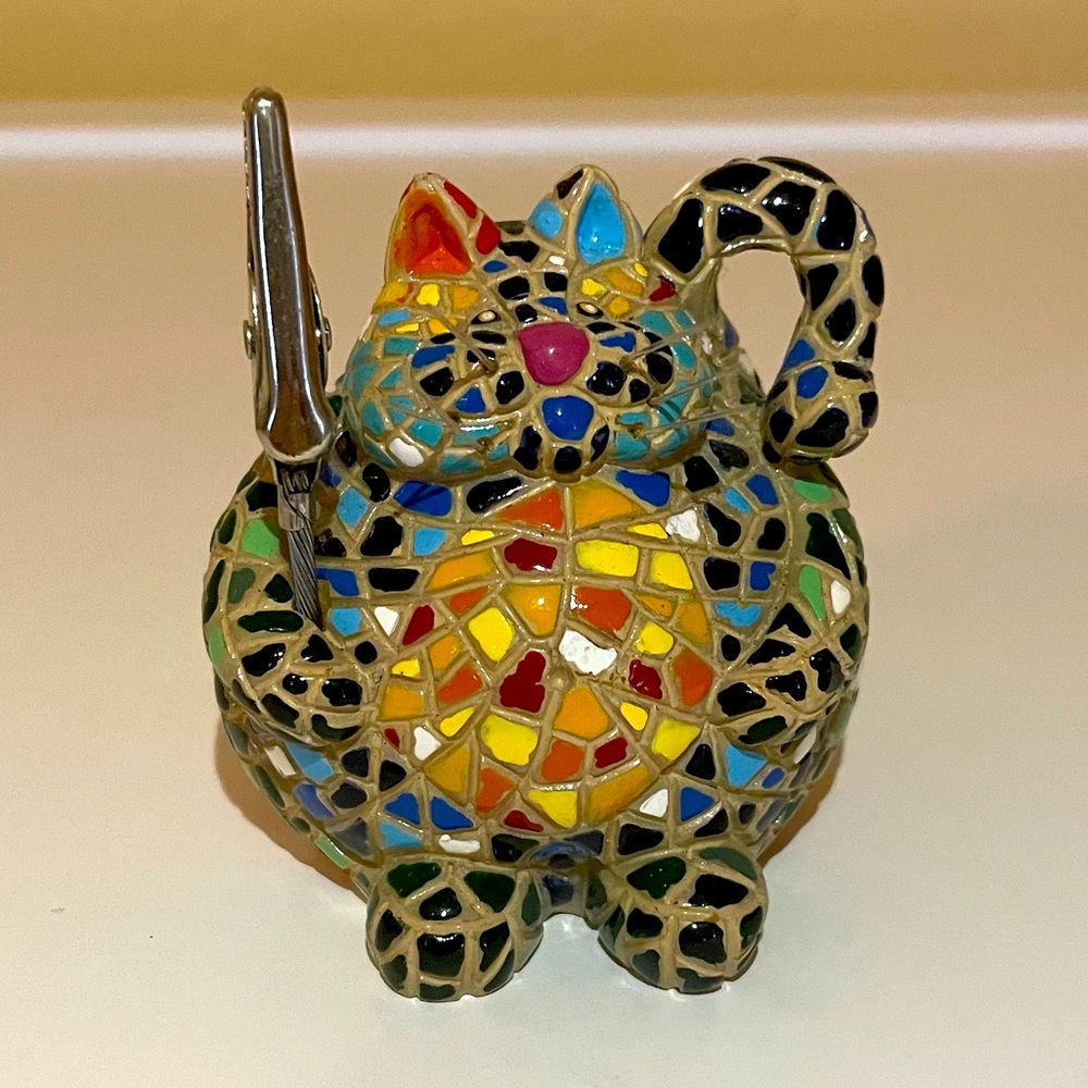 Colorful tiled cat photo stand